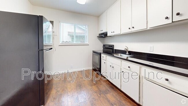 Building Photo - 1558 Bridge St Rental