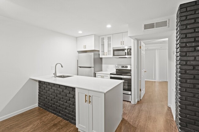 Building Photo - 2121 Fountain View Dr Unit 61 D Rental