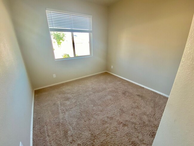 Photo - 7000 Napoleon Rd NE