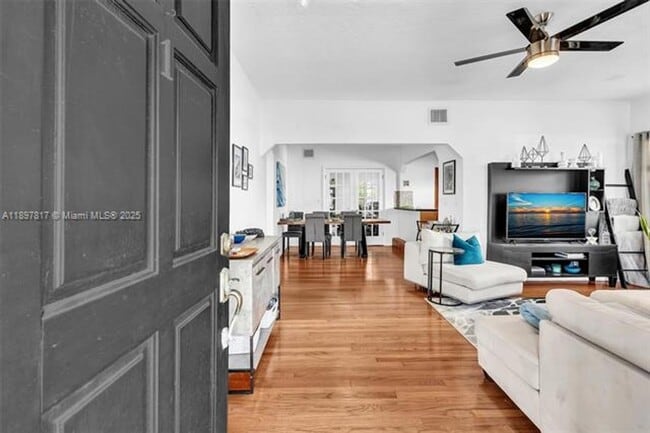 Photo - 836 W 40th St Unidad 836 W 40th St  1