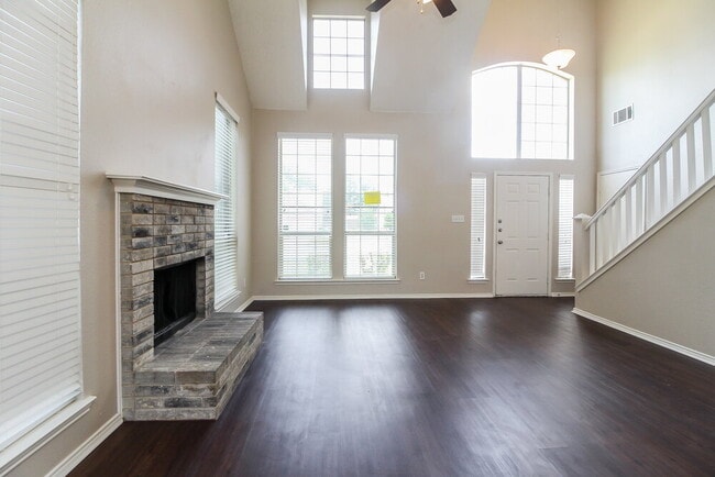 Photo - 317 Pebblebrook Ln