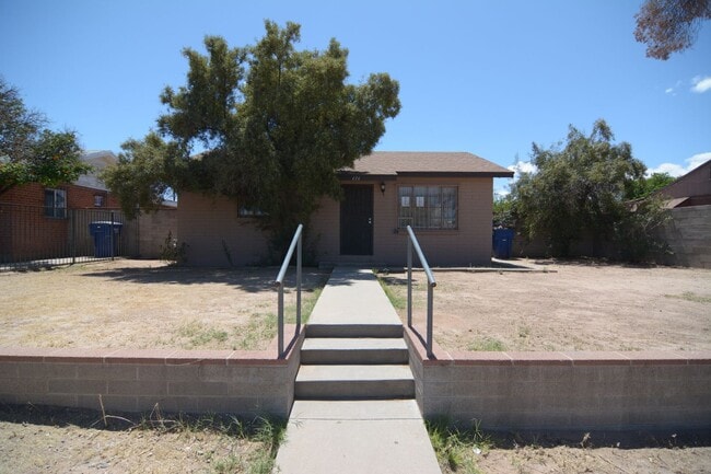 Building Photo - Charming 3 Bedroom 2 Bath House! Close to the UofA and Downtown!