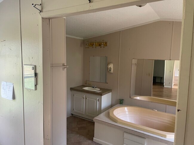 Photo - 244 Lintwin Cir