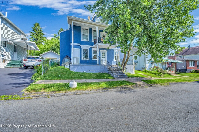 Photo - 310 Oak St