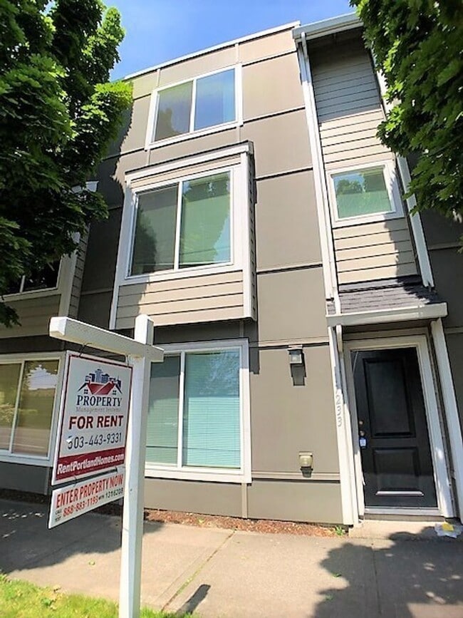 Building Photo - Upgraded Home with a European Design!!