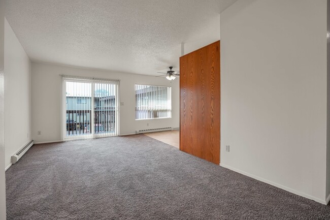 Un dormitorio con techo abovedado - Shorewood Terrace Apartments