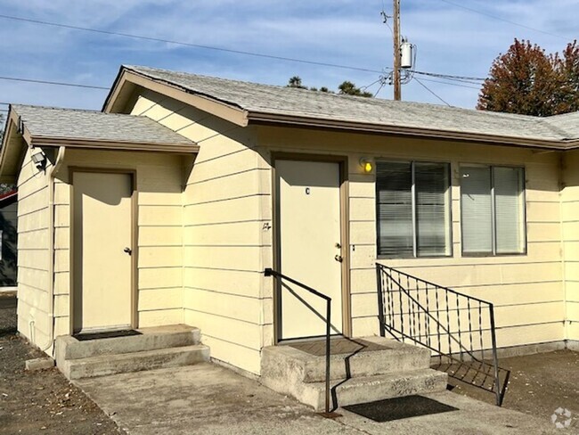 Building Photo - Spacious 2 Bedroom, 1.5 Bath Triplex in Cl... Unit C Rental