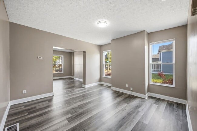 Photo - 387 St Clair Ave