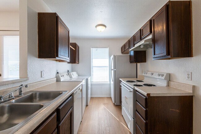 Photo - HUD / SECTION 8 ACCEPTED - RENT REDUCTION & RENT SPECIAL Unidad 5904 Greengate Drive -  D