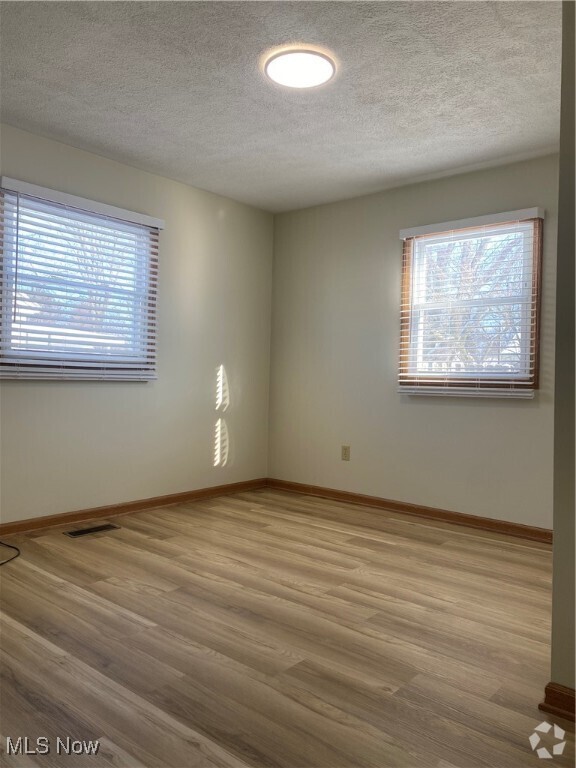 Building Photo - 1046 Overland Ave NE Rental