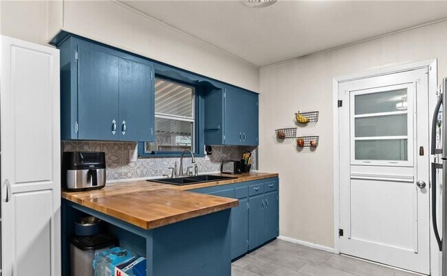 Photo - Cute 3-bedroom 2-bathroom house in Cove!
