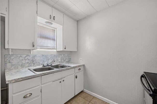 Photo - 1120 Valley View Dr Unit B2
