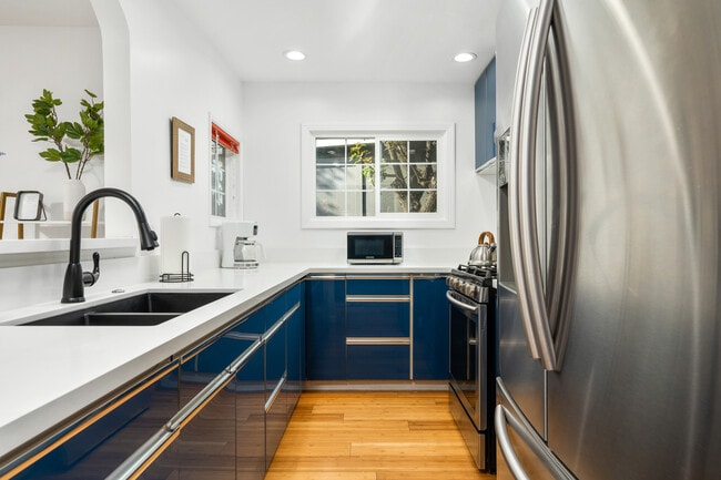 Photo - 3743 Latrobe St