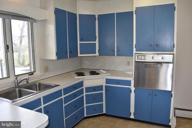 Building Photo - 6056 Lincoln Way W