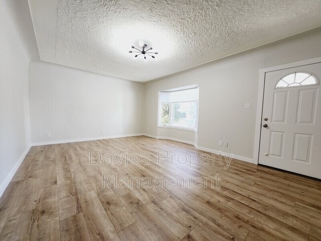 Photo - 12925-12117 117 St NW