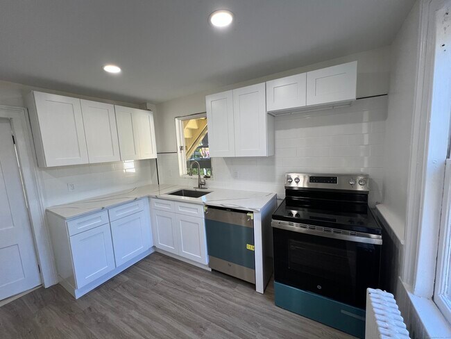 Photo - 131 Montowese St Unit B
