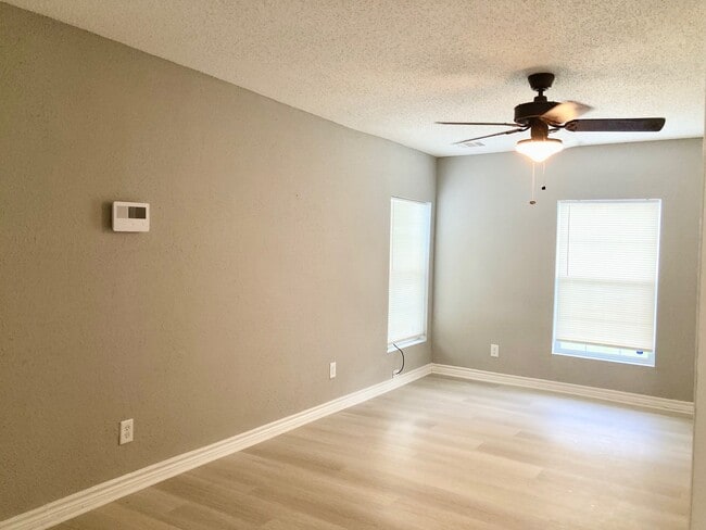 Building Photo - 6103 Sherwood Dr