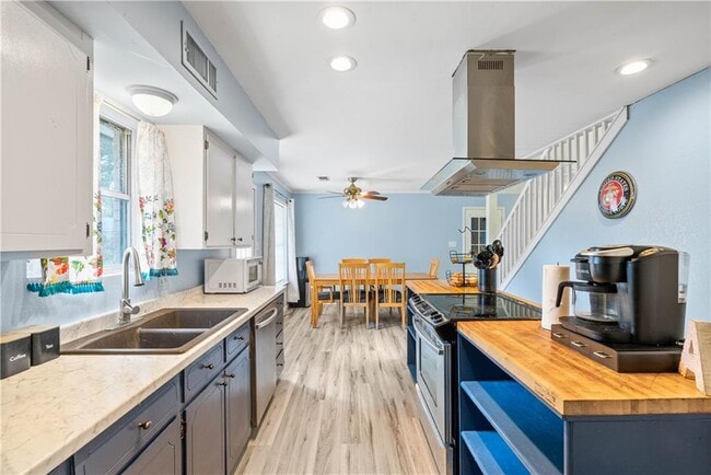 Photo - 607 E 11th St