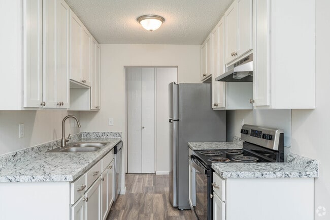 1BR,1BA - 650SF - Kitchen - 5544/5301 Chicago Ave S