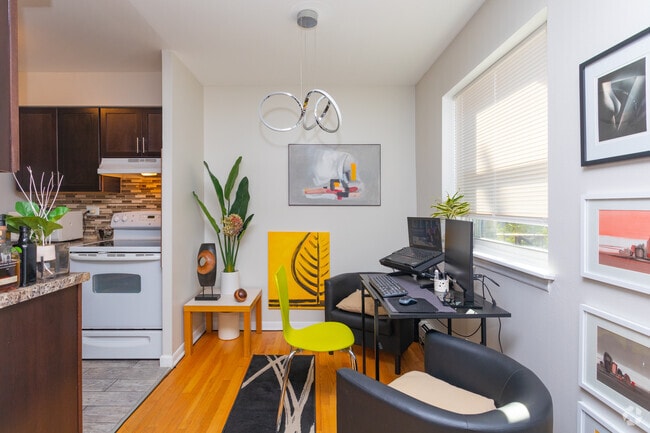 468 West Melrose