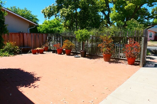Photo - 4 bedroom 2 bath! Forced air, hardwood flo...