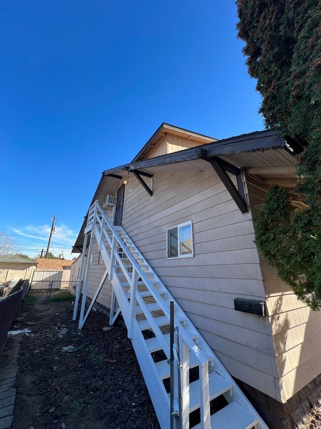 Building Photo - y80916 Unit 2