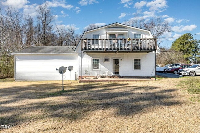Building Photo - Charming 1-Bedroom Upstairs Unit C
