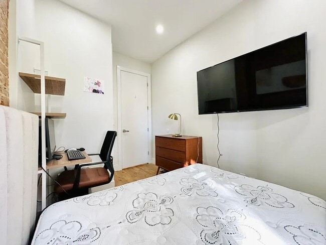 Photo - Furnished room/NOT APARTMENT Unit 4
