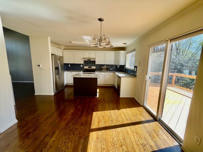 Photo - 1422 Hyacinth Way