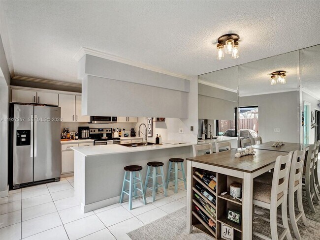 Building Photo - 11861 SW 9th Manor