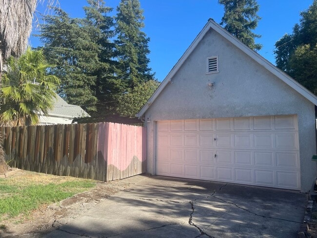 Photo - Cozy 2 bedroom bungalow home near UOP