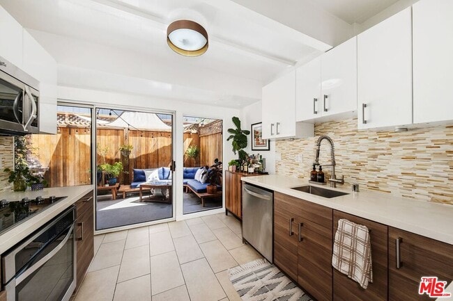 Building Photo - 4040 Grand View Blvd