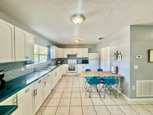 Photo - 515 15th Ave W