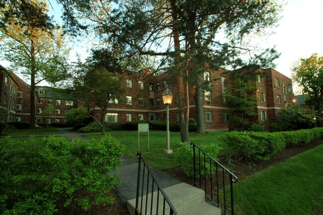 Canterbury Court Apartments