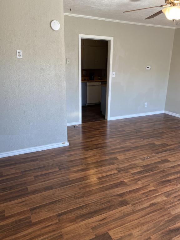 Photo - 114 W B St