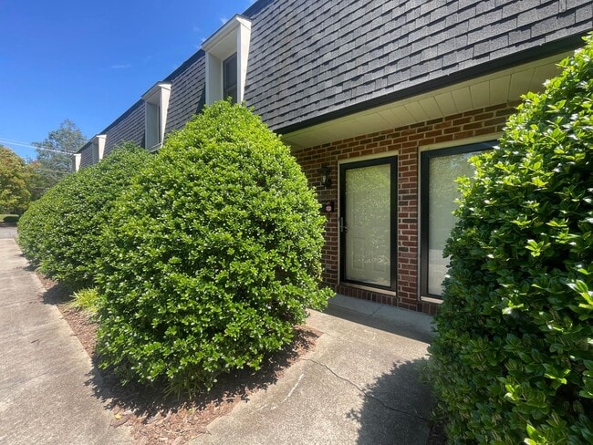 Charming & Private Townhouse in NW Hickory... - Charming & Private Townhouse in NW Hickory...