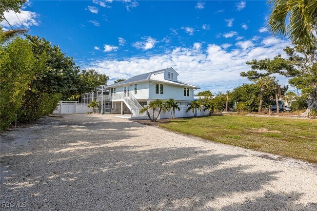 424 Lagoon Dr