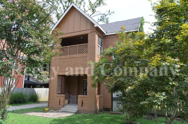 Building Photo - FIRST MONTH FREE; Adorable Duplex in Cross... Unit Downstairs