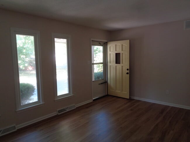 Photo - 1700 Oxford Dr