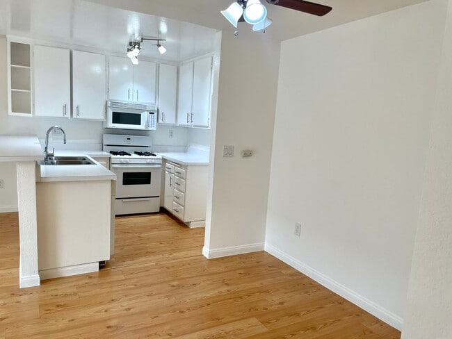 Photo - Beautiful 1 Bed/1 Bath Condo Apartment with Private Patio, Hardwood Flooring, Pool, and AC