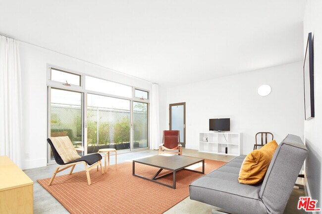 Photo - 558 Rose Ave