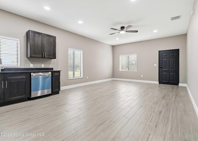 Photo - 1649 Belem St SE