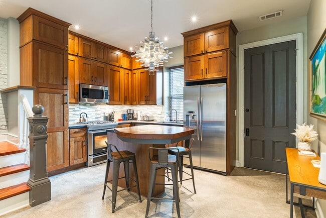 Photo - 717 Lampton St