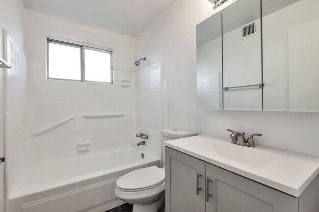 Photo - *End Mgmt 02.12.2026* Sheraton Arms Apartments