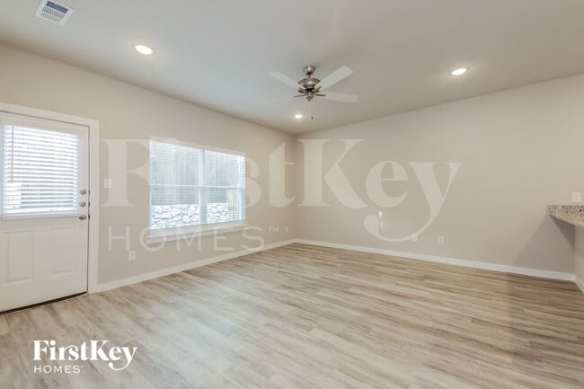 Photo - 607 Sophia Wy