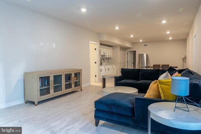 Building Photo - 402 Mdw Crk Dr