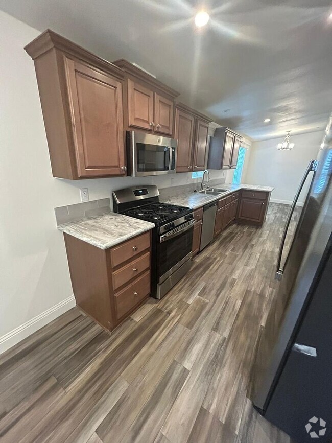 Building Photo - 5 bedroom 3 Bath New House- 2 Car Attached...