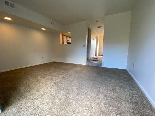 Photo - 733 Hemlock Square