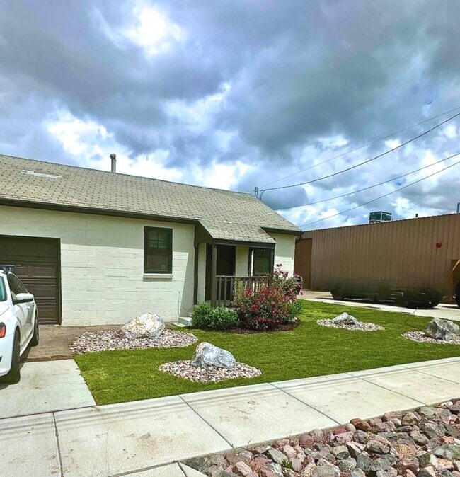 Building Photo - Cozy 1 Bd 1 Bath Remodeled Duplex Rental