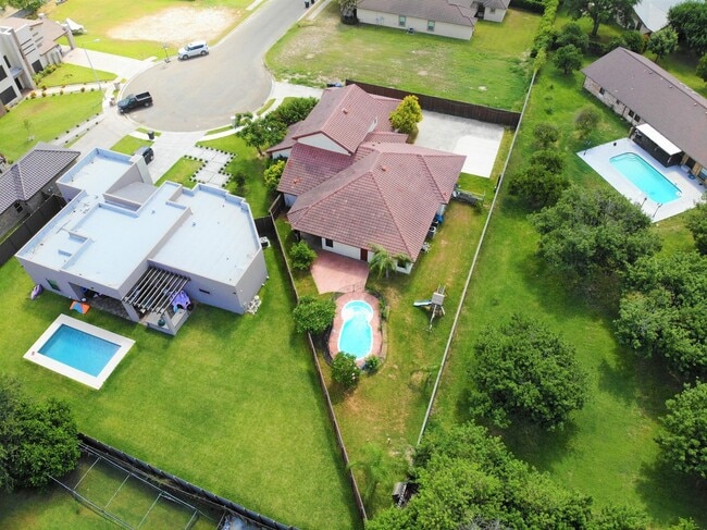 Photo - 4Bed/3.5Bath WITH A POOL Now available in Mcallen TX (Taylor and 495)